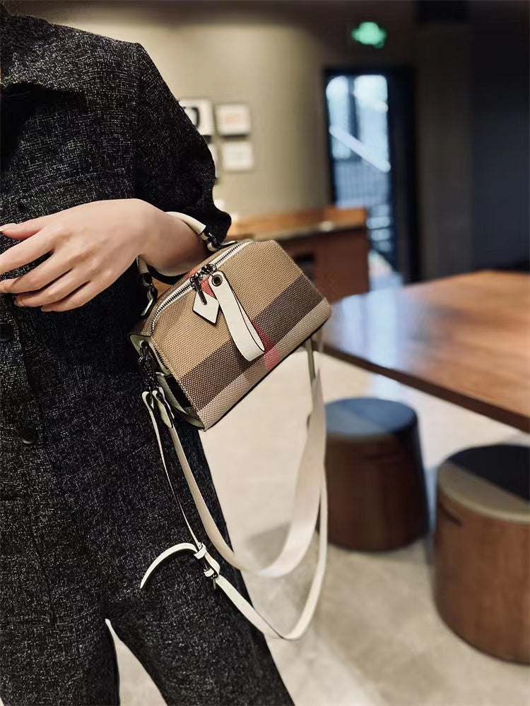 Check Small Boston Pillow Crossbody Bag——8952